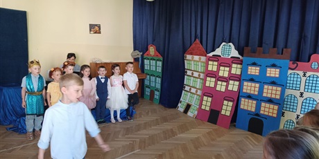 Powiększ grafikę: Przedstawienie ,,Spacer po Gdańsku'' dla rodziców