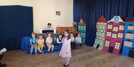 Powiększ grafikę: Przedstawienie ,,Spacer po Gdańsku'' dla rodziców