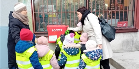 Powiększ grafikę: Spacer Chochlików na Pocztę Osiedlową – Listy do Świętego Mikołaja wysłane!