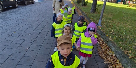 Powiększ grafikę: Spacer na skrzyżowanie