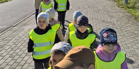 Powiększ grafikę: Spacer na skrzyżowanie