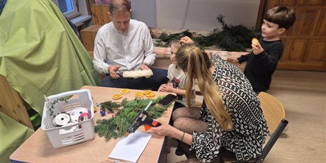 Powiększ grafikę: Świąteczne warsztaty z rodzicami w Przedszkolu „Wesołe Skrzaty”