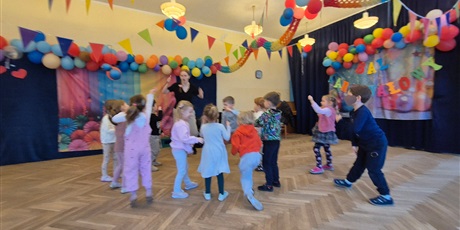 Powiększ grafikę: Tańce