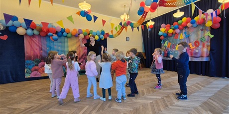 Powiększ grafikę: Tańce