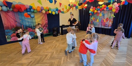 Powiększ grafikę: Tańce