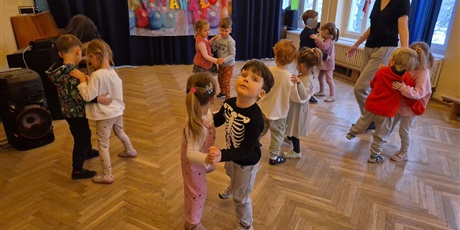 Powiększ grafikę: Tańce