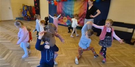 Powiększ grafikę: Tańce