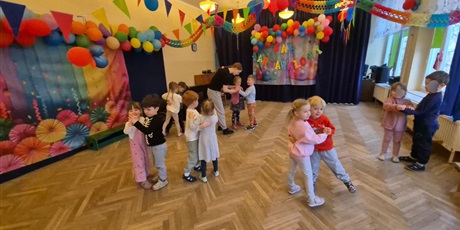 Powiększ grafikę: Tańce