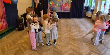 Powiększ grafikę: Tańce