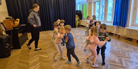 Powiększ grafikę: Tańce