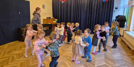 Powiększ grafikę: Tańce