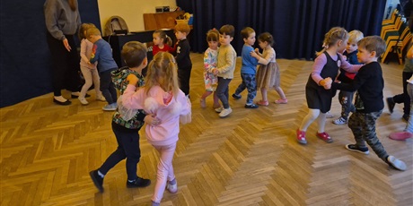 Powiększ grafikę: Tańce