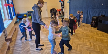 Powiększ grafikę: Tańce