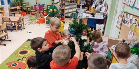 Powiększ grafikę: Ubieranie choinki