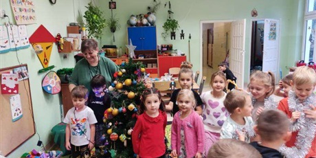 Powiększ grafikę: Ubieranie choinki