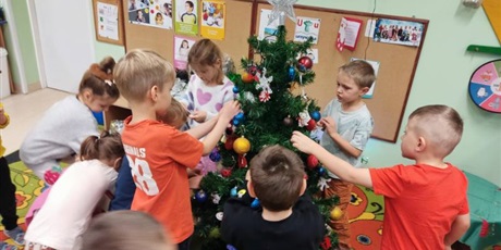 Powiększ grafikę: Ubieranie choinki