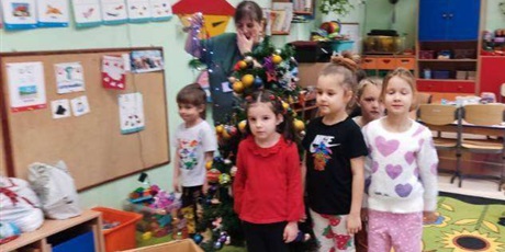 Powiększ grafikę: Ubieranie choinki