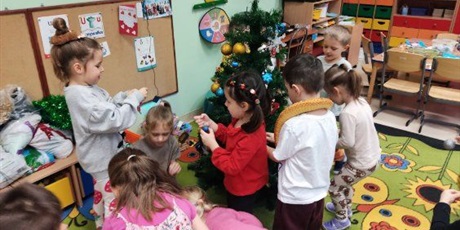 Powiększ grafikę: Ubieranie choinki