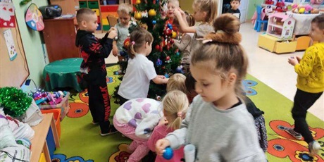 Powiększ grafikę: Ubieranie choinki