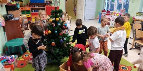 Powiększ grafikę: Ubieranie choinki