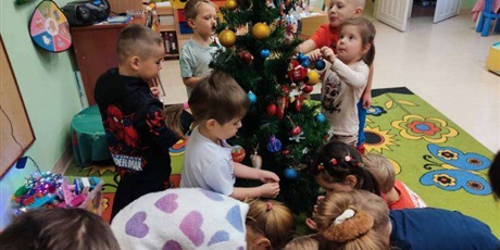 Powiększ grafikę: Ubieranie choinki