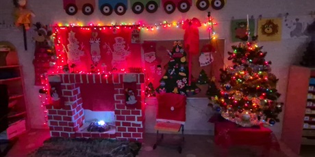 Powiększ grafikę: Ubieranie choinki