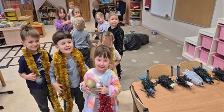 Powiększ grafikę: Ubieranie choinki