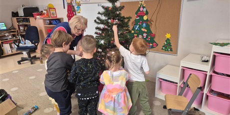 Powiększ grafikę: Ubieranie choinki