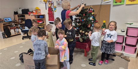 Powiększ grafikę: Ubieranie choinki