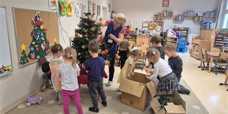 Powiększ grafikę: Ubieranie choinki