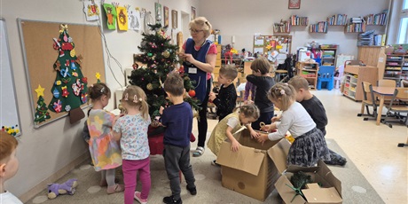 Powiększ grafikę: Ubieranie choinki