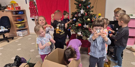 Powiększ grafikę: Ubieranie choinki