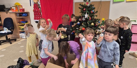 Powiększ grafikę: Ubieranie choinki