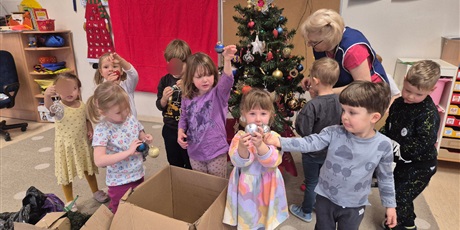 Powiększ grafikę: Ubieranie choinki