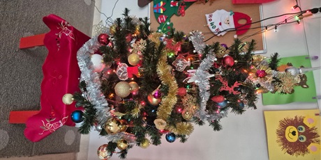 Powiększ grafikę: Ubieranie choinki