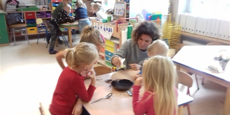 Powiększ grafikę: Warsztaty plastyczno-badawcze z kawą