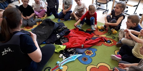 Powiększ grafikę: Warsztaty żeglarskie ,,Ahoj przygodo''poprowadzone przez mamę Wiktora z gr.Elfów