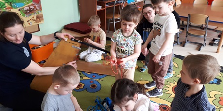 Powiększ grafikę: Warsztaty żeglarskie ,,Ahoj przygodo''poprowadzone przez mamę Wiktora z gr.Elfów