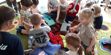 Powiększ grafikę: Warsztaty żeglarskie ,,Ahoj przygodo''poprowadzone przez mamę Wiktora z gr.Elfów