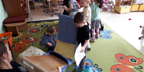 Powiększ grafikę: Warsztaty żeglarskie ,,Ahoj przygodo''poprowadzone przez mamę Wiktora z gr.Elfów