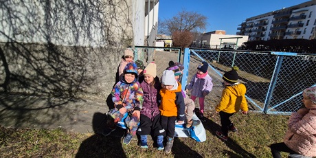 Powiększ grafikę: Wiosenny ogródek .Sadzimy cebulkę.