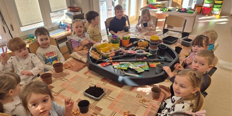 Powiększ grafikę: Wiosenny ogródek .Sadzimy cebulkę.