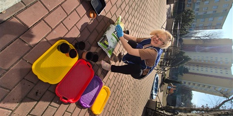 Powiększ grafikę: Wiosenny ogródek .Sadzimy cebulkę.