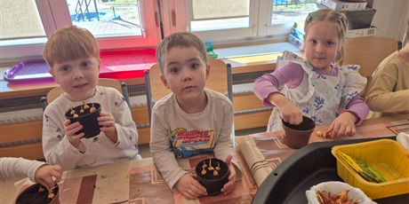 Powiększ grafikę: Wiosenny ogródek .Sadzimy cebulkę.