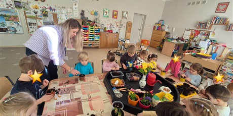 Powiększ grafikę: Wiosenny ogródek .Sadzimy cebulkę.