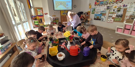 Powiększ grafikę: Wiosenny ogródek .Sadzimy cebulkę.