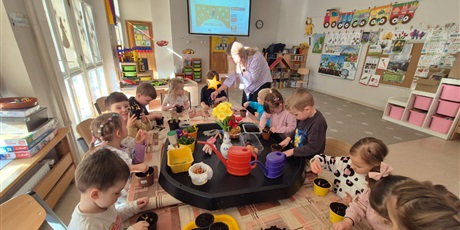 Powiększ grafikę: Wiosenny ogródek .Sadzimy cebulkę.