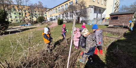 Powiększ grafikę: Wiosenny ogródek .Sadzimy cebulkę.