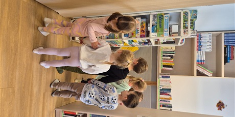 Powiększ grafikę: Wizyta Elfów w osiedlowej bibliotece