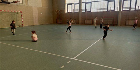 Powiększ grafikę: Wizyta grupy „Elfy” w Przedszkolu nr 44 – ZSO 10 i udział w zajęciach sportowych